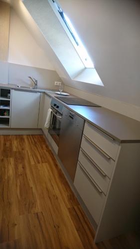Kuchyň nebo kuchyňský kout v ubytování Moderne 70qm OG Wohnung nahe Würzburg, DAA, A3, A7, A81 in Fuchsstadt
