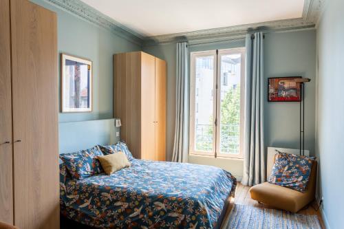 une petite chambre avec un lit et une fenêtre dans l'établissement La belle vie à 7 minutes à pied du Stade de France, à Saint-Denis