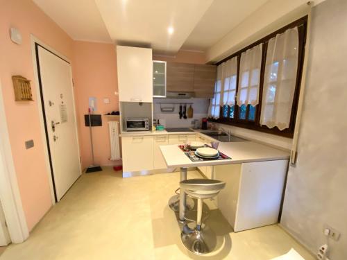 A kitchen or kitchenette at Bellagio Cool Flat - Private Parking & Rooftop terrace