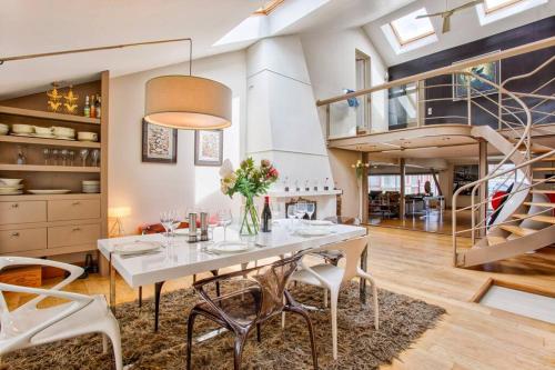 une salle à manger avec une table et des chaises blanches dans l'établissement Le Loft Gallery YourHostHelper, à Touques