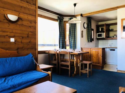 un salon avec un canapé et une table et une cuisine dans l'établissement Résidence Athamante - L'Athamante 6 - Proche des pistes, de la piste de luge et des commerces MAE-5574, à Valmorel
