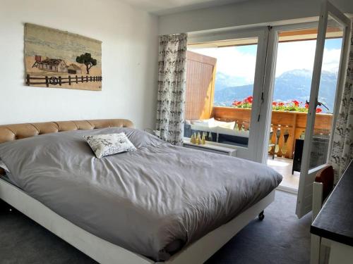 Una cama o camas en una habitación de Magnifique appartement avec piscine, balcon et vue