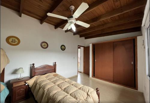 En eller flere senge i et værelse på Duplex en Pinamar