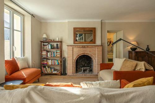 ein Wohnzimmer mit Couch und Kamin in der Unterkunft La Belle France - Maison, Parking, à 200m du Cher in Saint-Georges-sur-Cher