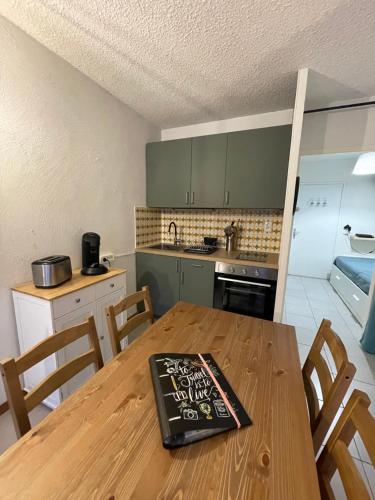 Kuchyň nebo kuchyňský kout v ubytování Charmant appartement cosy, terrasse proche des pistes et du centre du village - WIFI gratuit