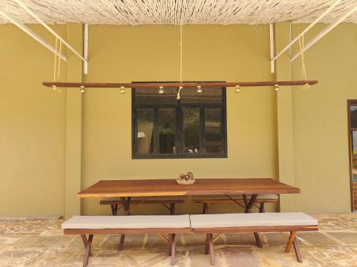 a table and benches in a room with a window at Casa El Encanto in Curití