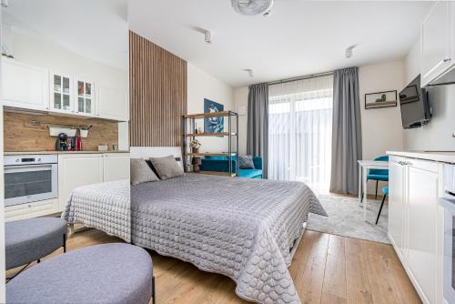 una piccola camera da letto con un letto e una cucina di Apartment Mona a Palanga