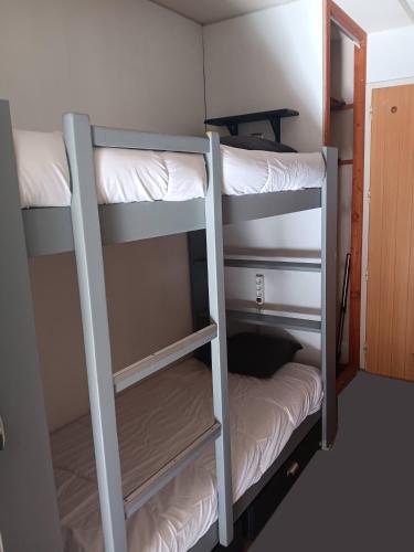 quelques lits superposés dans une chambre dans l'établissement Studio 18 m2 tout confort 4pers location semaine du samedi au samedi au pied des pistes, à Valfréjus