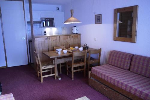 un salon avec une table et un canapé dans l'établissement Résidence Arpasson - ARPASSON 45 MAE-4141, à Les Allues