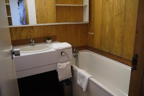 une salle de bain avec un lavabo et une baignoire dans l'établissement Résidence Arpasson - ARPASSON 45 MAE-4141, à Les Allues