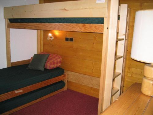 Cette petite chambre dispose de lits superposés et d'une échelle. dans l'établissement Résidence Arpasson - ARPASSON 45 MAE-4141, à Les Allues