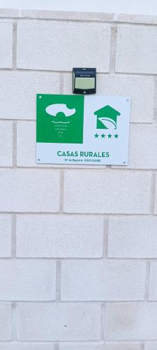 a sign on the side of a brick wall at Casa Rural La Yesería Alcocer in Sacedón