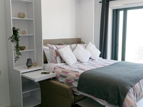 Postelja oz. postelje v sobi nastanitve New CP High floor luxury studio with runway and sea view