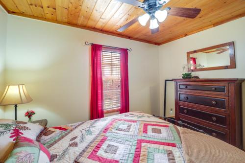 Ένα ή περισσότερα κρεβάτια σε δωμάτιο στο Secluded Lenoir Cabin 4 Mi to Dtwn Blowing Rock