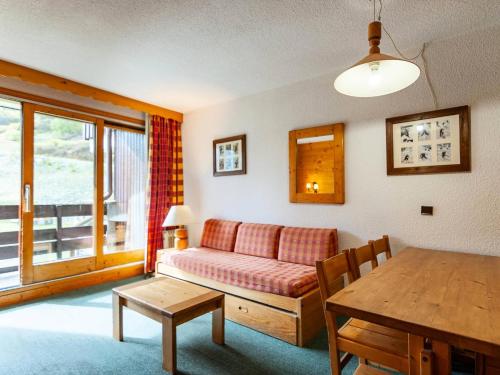 un salon avec un canapé et une table dans l'établissement Résidence Arpasson - ARPASSON 46 MAE-4521, à Les Allues