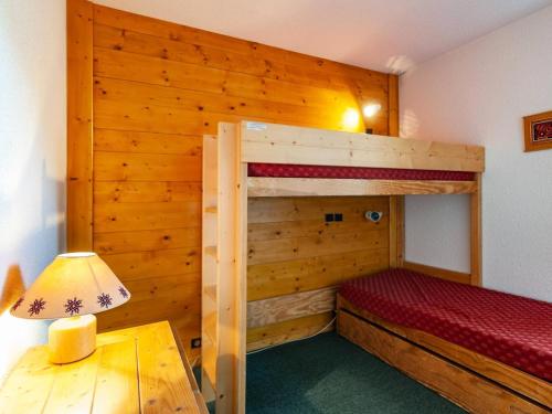 une chambre avec deux lits superposés et une table dans l'établissement Résidence Arpasson - ARPASSON 46 MAE-4521, à Les Allues