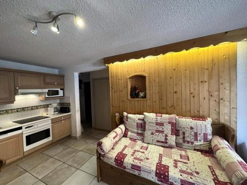 un salon avec un canapé et une cuisine dans l'établissement Résidence Petaru - Appartement spacieux, dans le centre de la station MAE-5114, à Les Allues