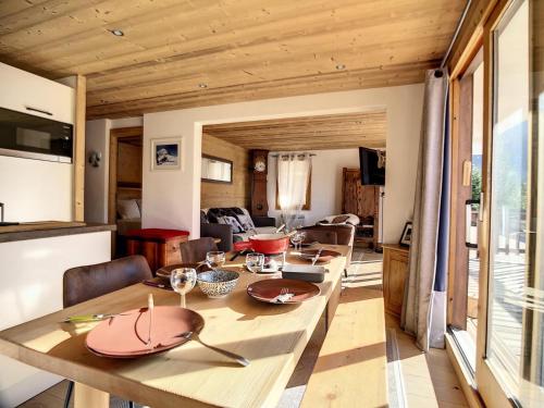 - une salle à manger et un salon avec une table en bois dans l'établissement Résidence Genevrier - Charmant apt, proche du centre et pistes MAE-7624, à Les Allues