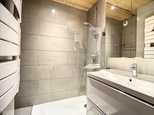 une salle de bain avec un lavabo et une douche dans l'établissement Résidence Genevrier - Charmant apt, proche du centre et pistes MAE-7624, à Les Allues