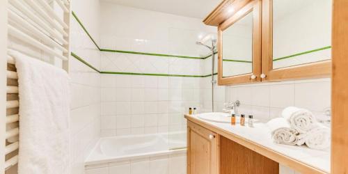 une salle de bain avec une baignoire, un lavabo et une douche dans l'établissement Résidence Les Alpages - 3 Pièces pour 6 Personnes MAE-8864, à Champagny-en-Vanoise