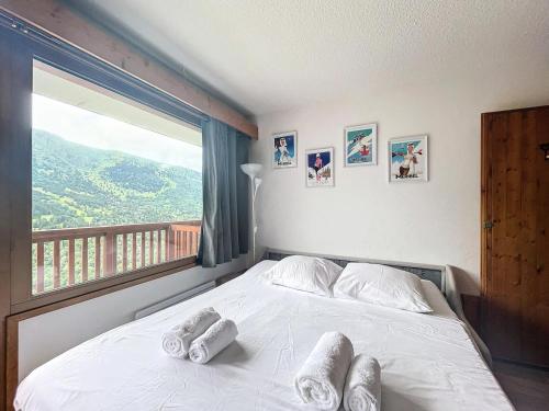 une chambre avec un lit avec des serviettes dessus dans l'établissement Résidence Frasse - Apt traditionnel, 100m des pistes et commerces MAE-3231, à Les Allues