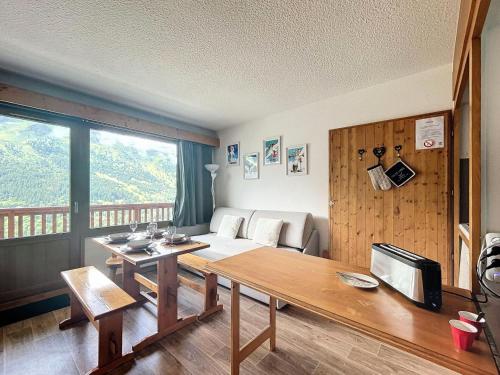 un salon avec un canapé et une table dans l'établissement Résidence Frasse - Apt traditionnel, 100m des pistes et commerces MAE-3231, à Les Allues
