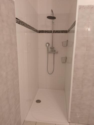 a bathroom with a shower with a shower at Chambre 2 personnes a Calvisson Gard in Calvisson