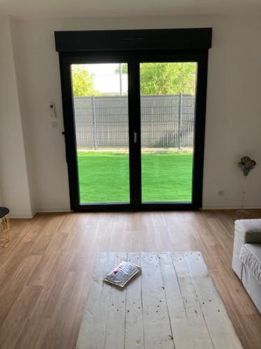 - un salon avec un livre à l'étage devant une porte dans l'établissement Charmant appartement de village, à Aniane