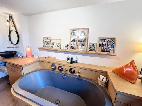 eine große blaue Badewanne in einem Raum mit einer Theke in der Unterkunft Chalet Furz'a - Chalet Familial Cosy à Méribel MAE-7811 in Les Allues