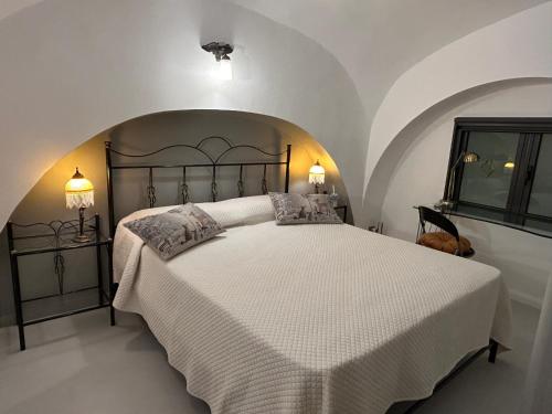 a bedroom with a large bed with white sheets and pillows at Farrose in Naples