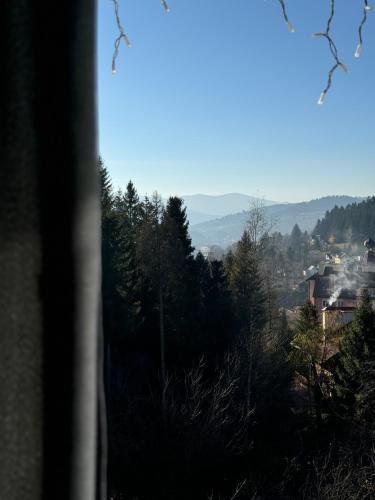 Ein allgemeiner Bergblick oder ein Berglick von des Hotels aus