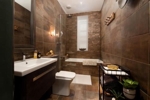 Bilik mandi di The View, luxury apartment
