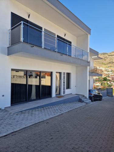 Beautiful Modern Townhouse with Parking Included