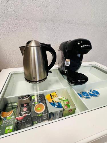 una tetera y un hervidor en la parte superior de un mostrador en IBAY, en Metzingen