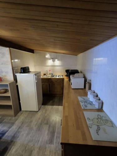 Il comprend une cuisine équipée d'un réfrigérateur blanc. dans l'établissement Chalet Le Tam Tam - 3 pièces 6 personnes 2 expo sud MAE-6651, à Valloire