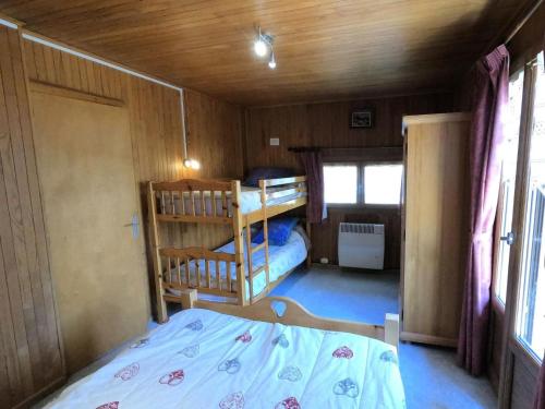 - une chambre avec 2 lits superposés dans une maison dans l'établissement Chalet Le Tam Tam - 3 pièces 6 personnes 2 expo sud MAE-6651, à Valloire
