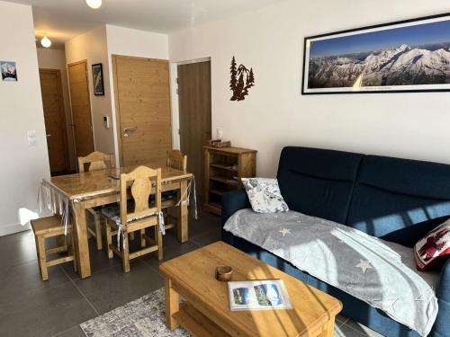 un salon avec un canapé et une table dans l'établissement Chalet Flore - CHALET FLORE MAE-6641, à Combloux