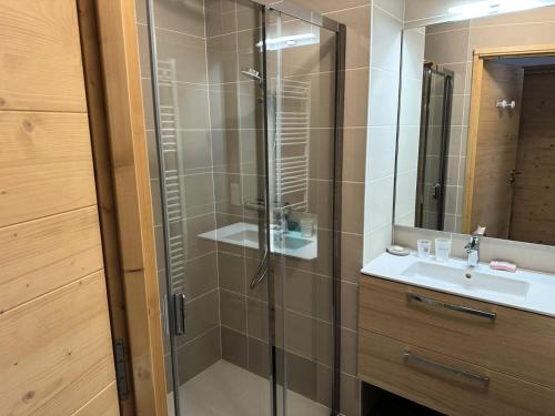une salle de bain avec une douche en verre et un lavabo dans l'établissement Chalet Flore - CHALET FLORE MAE-6641, à Combloux