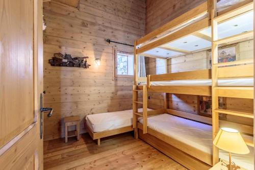 - une chambre avec 2 lits superposés dans une cabine dans l'établissement Les Chalets Du Gypse - LES CHALETS DU GYPSE C11 MAE-3831, à Saint-Martin-de-Belleville