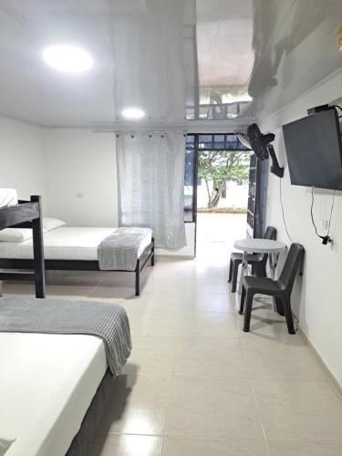 Postel nebo postele na pokoji v ubytování El Prado Hostal