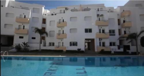 Appartement 2 avec piscines, vue sur mer et accès à la plage à Achakar Hill, Tangerの敷地内または近くにあるプール