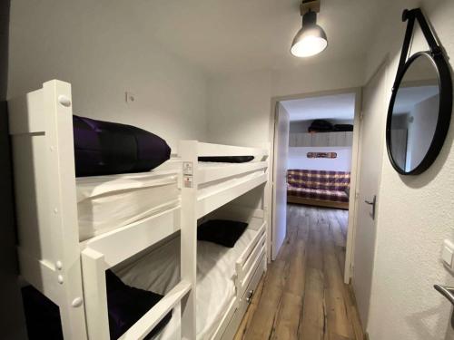 - 2 lits superposés dans une chambre avec un miroir dans l'établissement Résidence Apheratz - Magnifique studio cosy sur les hauteurs de la station des Deux Alpes MAE-3771, à Vénosc