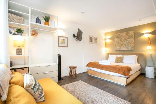 a small bedroom with a bed and a couch at Stylish Bondi Studio Minutes From Bondi Beach in Sydney