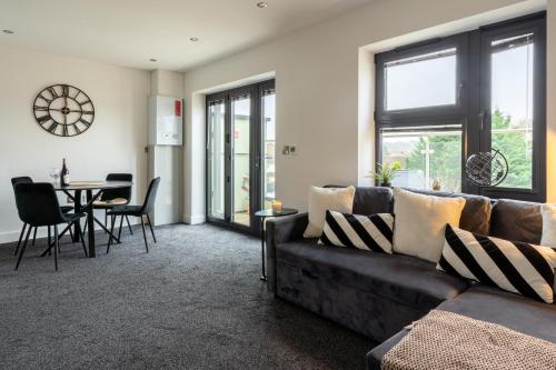 a living room with a couch and a table at Modern 2-Bed Apartment with Balcony, Close To Oxford City Centre With Free Parking in Oxford
