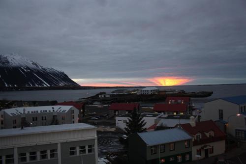 a small town with a sunset in the background at Hótel Borgarnes in Borgarnes