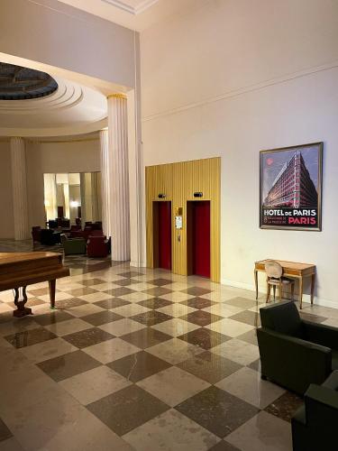 - un hall d'un hôtel avec un sol en damier dans l'établissement Résidence Prestige Madeleine Opéra, à Paris