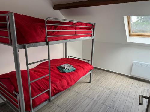 - une chambre avec 2 lits superposés et des draps rouges dans l'établissement Appartement K, RESIDENCE DU RENOUVEAU, Stade de France, idéal pour 6 pers, à Saint-Denis