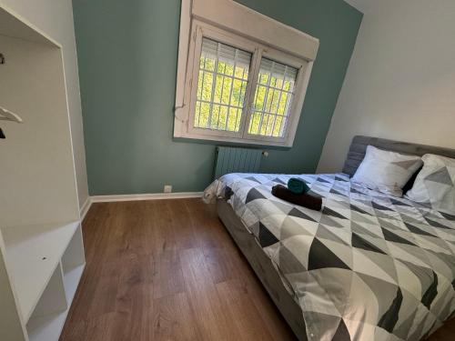 une chambre avec un lit et une fenêtre dans l'établissement Cosy Appartement Close Metro 14 and 13, à Saint-Denis