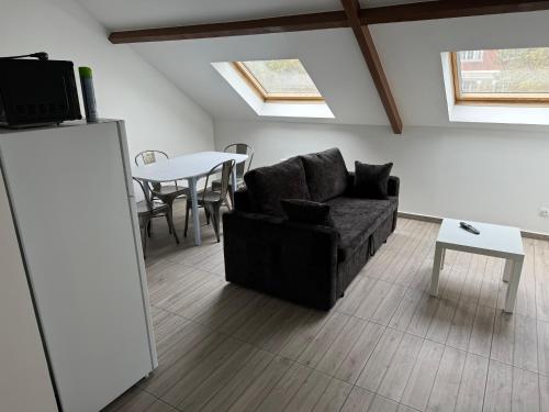 un salon avec un canapé et une table dans l'établissement Appartement K, RESIDENCE DU RENOUVEAU, Stade de France, idéal pour 6 pers, à Saint-Denis
