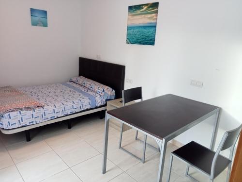 Postel nebo postele na pokoji v ubytování Alojamientos Playa Centro Corralejo 13